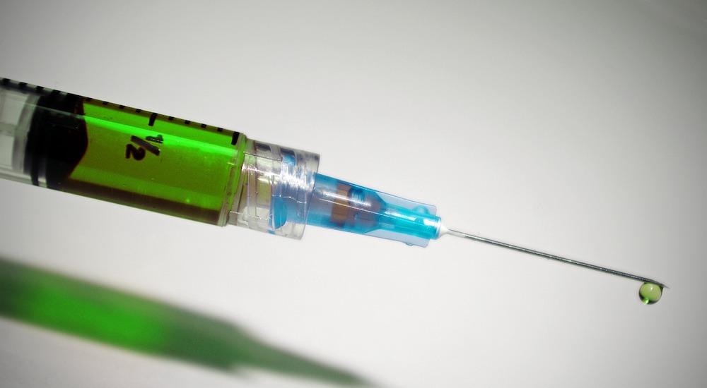 Зеленский распорядился прививать украинцев самой плохой вакциной от коронавируса
