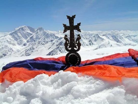 Революция по-армянски: Наглое меньшинство диктует волю большинству