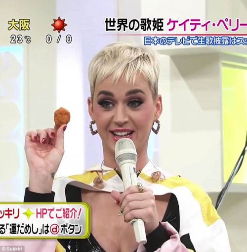 Кэти Перри наелась наггетсами на японском шоу