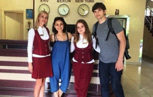 Мила Кунис посетила свой родной город в Украине вместе с Эштоном Катчером