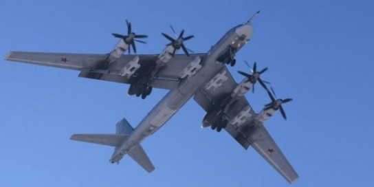 Американские F-22 попытались испугать русских «Медведей» Ту-95