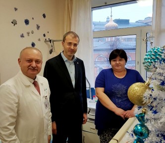 Губернатор Роман Копин вручил новогодние подарки юным жителям Анадыря в московской больнице