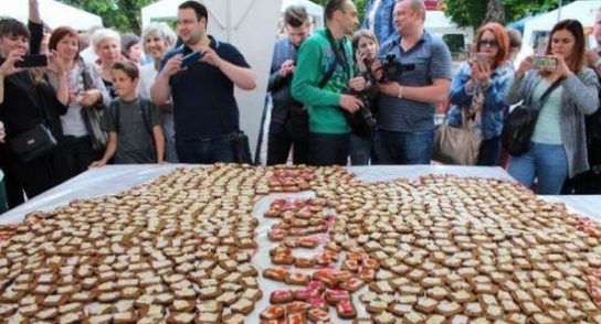 На Украине приготовили гигантский бутерброд с салом