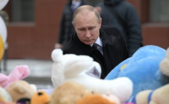 Путин возложил цветы у стихийного мемориала «Зимней вишни»