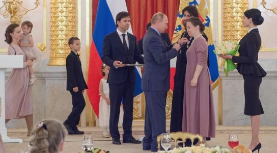 Путин наградил орденами «Родительская слава» многодетные семьи из восьми регионов России