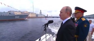 Владимир Путин принимает Парад ВМФ РФ