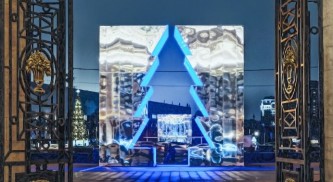 В столичном Парке Горького установили зеркальную елку весом 35 тонн