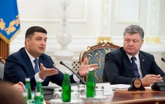 Украинцы вручили Порошенко и Гройсману «черную метку»