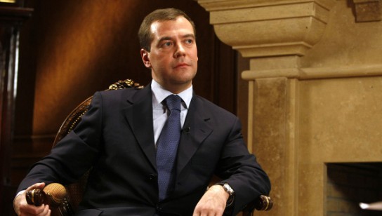 Медведев пригласил Обаму посетить «разорванную в клочья» Россию