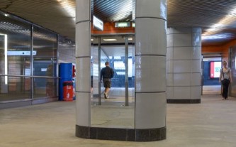 Московский метрополитен продолжает устанавливать зеркала для пассажиров
