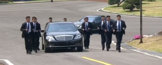 Ким Чен Ын загонял своих охранников во время встречи с южнокорейским лидером