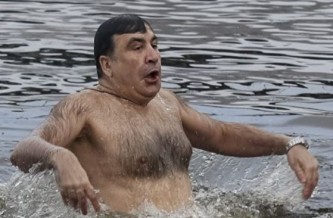 Саакашвили забыл снять шерстяной свитер во время крещенского купания
