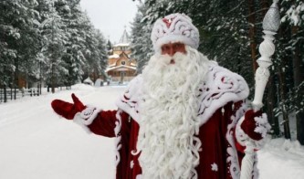 Латыши испугались Деда Мороза, гуляющего по улицам Риги