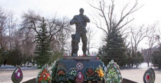 В Донбассе установили памятник российским добровольцам