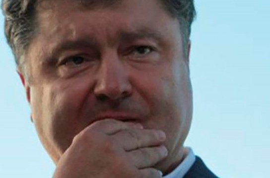 Петру Порошенко ответили на предложение запретить российский флаг во всем мире