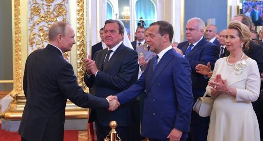 Путин снова доверил Медведеву руководить правительством России