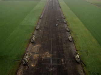 Пентагон перебрасывает к российским границам 89 вертолетов и 700 единиц боевой техники