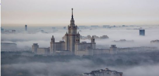 Водителям рекомендуют снизить скорость из-за тумана в Москве