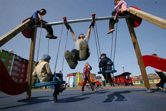Глава Анадыря Леонид Николаев поручил разработать программу по модернизации детских площадок города