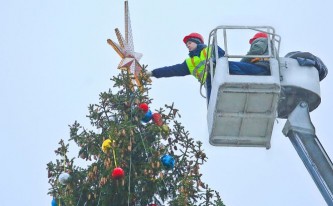 Новогодние елки на железнодорожных вокзалах начнут устанавливать 7 декабря