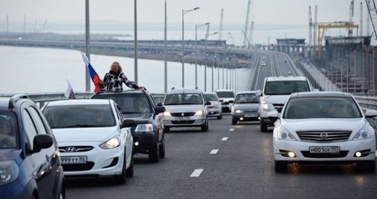 «Фото на память» стало самым распространенным нарушением ПДД на Крымском мосту