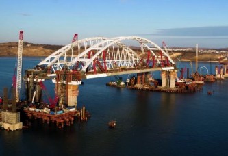 Строители досрочно завершили установку автодорожной арки Керченского моста