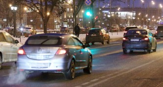 Водителей и пешеходов в Москве призывают быть внимательнее из-за ледяного дождя