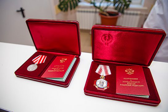 Медиков Чукотки наградили президентским наградам за борьбу с коронавирусом